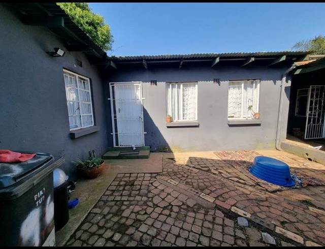 10 BEDROOM HOUSE FOR SALE IN SOPHIATOWN